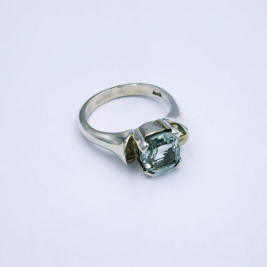 Sterling silver ring with square-cut green amethyst (approx. 8.2mm x 7.2mm) in a four-claw contemporary setting, size M, weighing approximately 5.31g