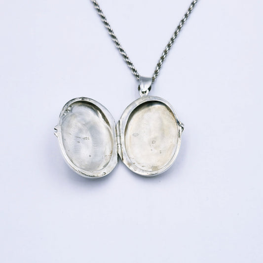 Pre-loved sterling silver necklace with an oval locket (approx. 3.5mm x 2.6mm) on a 73cm rope chain, weighing approximately 20.7g