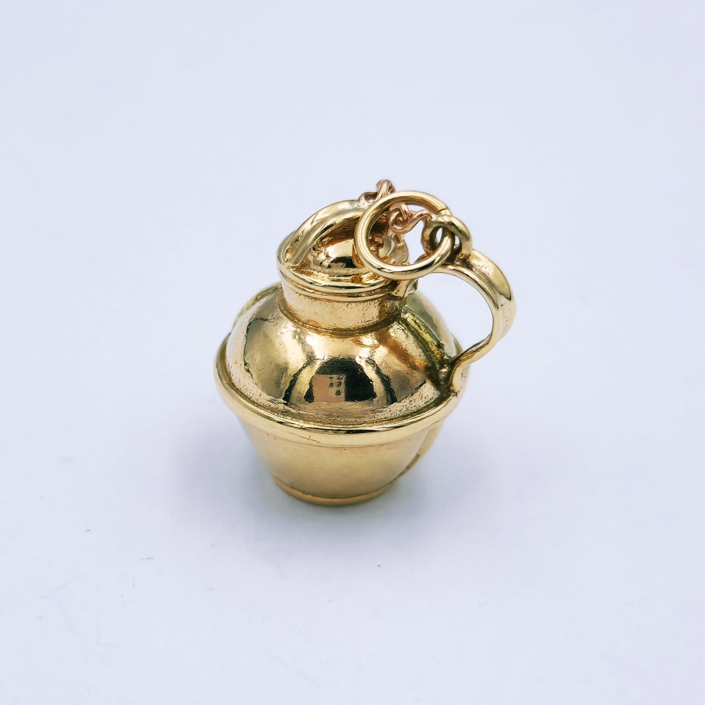 9ct yellow gold urn charm with a removable lid, approx. 17mm high by 14mm wide, polished finish, weighing approximately 4.3g.