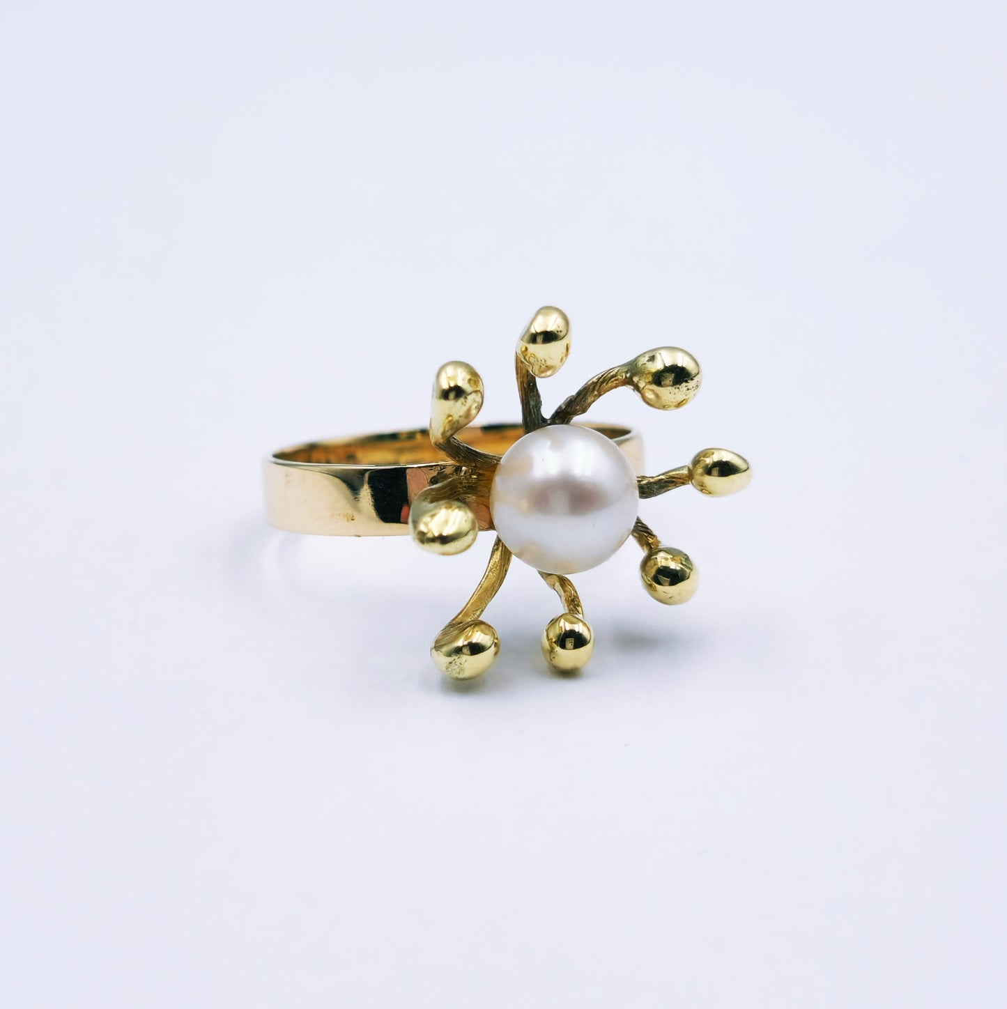 9ct yellow gold dress ring with a central 7mm cultured pearl set in a cluster of gold stems, ring size R, weighing approximately 4.4g