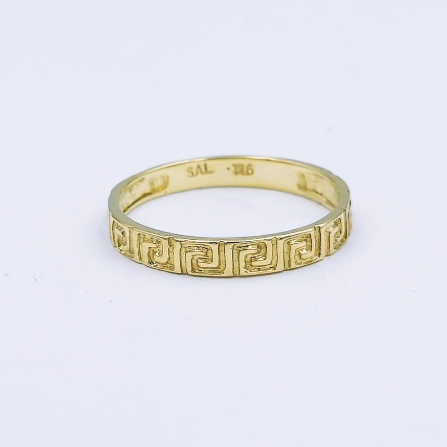 9ct yellow gold band with engraved Greek key design, 2.5mm wide, ring size L½, weighing approximately 1.1g.