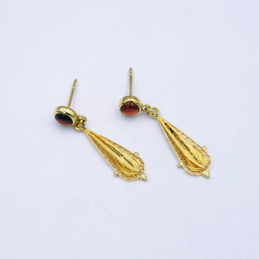 18ct yellow gold teardrop earrings with hand-crafted filigree detail, each set with a round 5mm cabochon garnet; total weight approx. 2.87g.