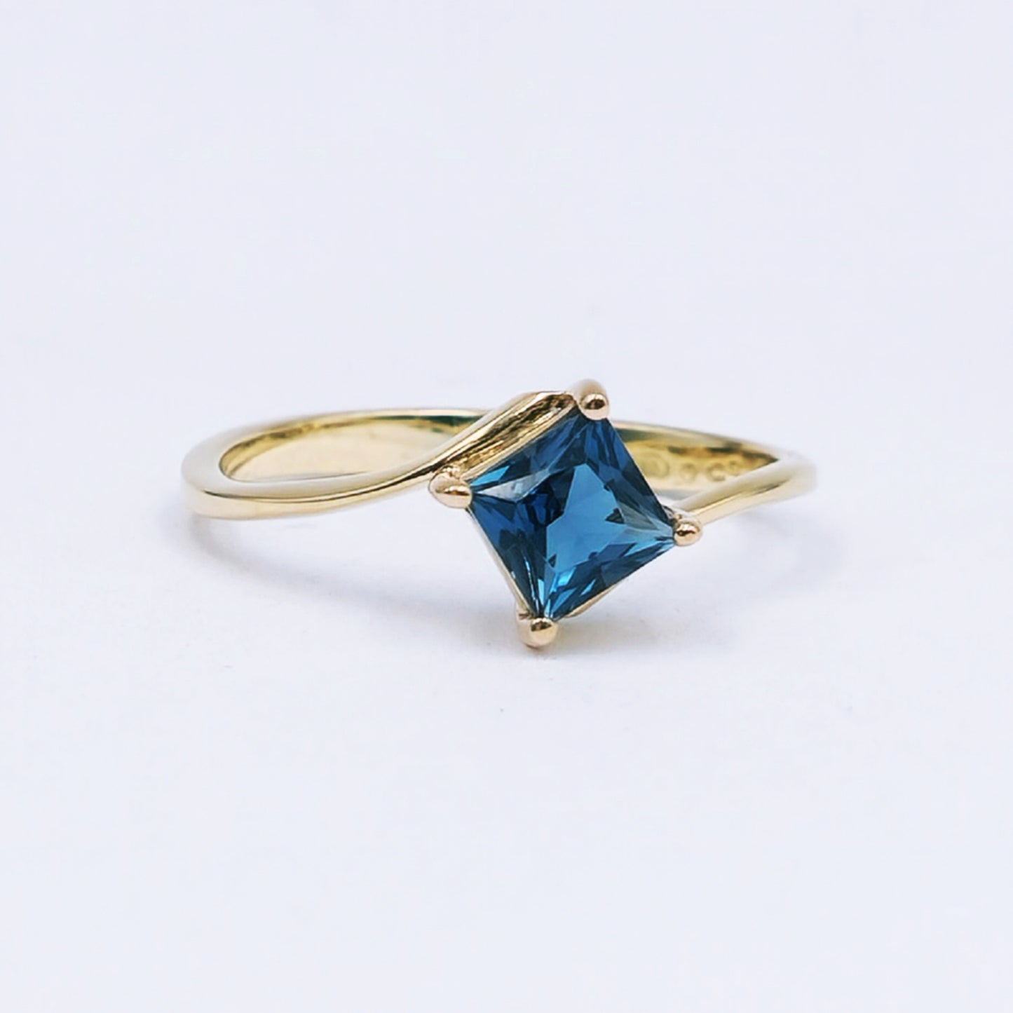 London Blue Topaz Ring – 9ct Yellow Gold