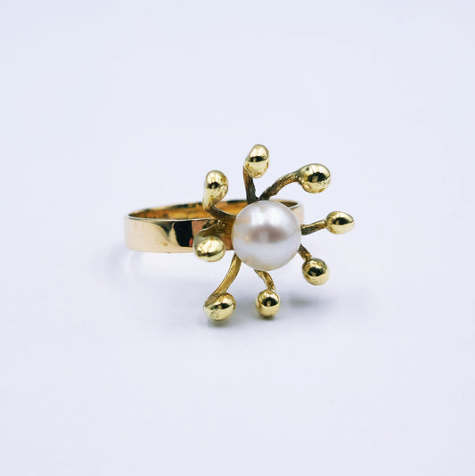 9ct yellow gold dress ring with a central 7mm cultured pearl set in a cluster of gold stems, ring size R, weighing approximately 4.4g