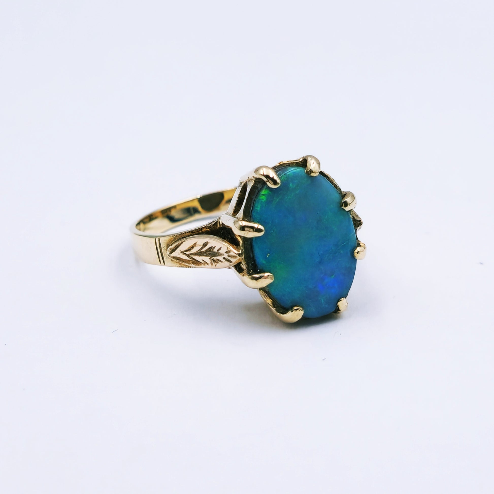 9ct yellow gold ring featuring a 13.5mm x 10mm oval opal doublet in a claw setting with scalloped surround, ring size Q, approx. 4.4g.