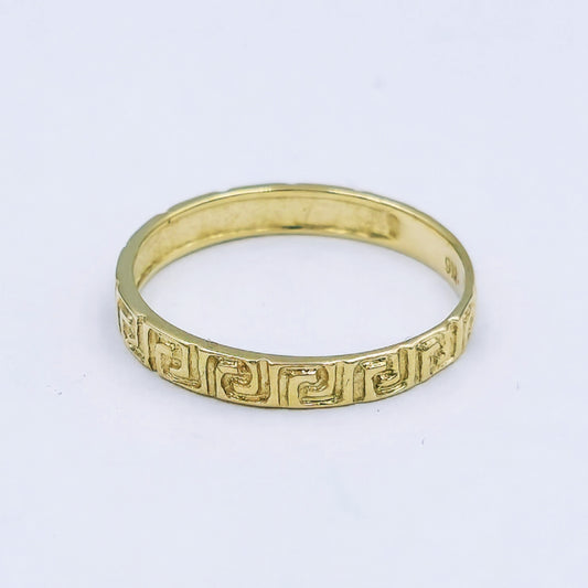 9ct yellow gold band with engraved Greek key design, 2.5mm wide, ring size L½, weighing approximately 1.1g.