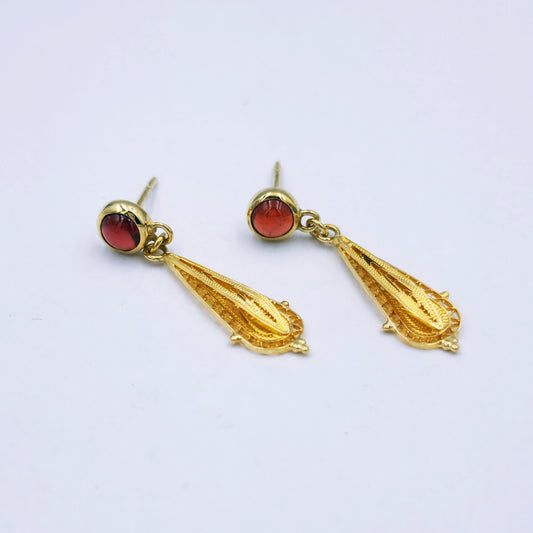 18ct yellow gold teardrop earrings with hand-crafted filigree detail, each set with a round 5mm cabochon garnet; total weight approx. 2.87g.