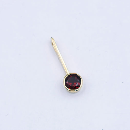 9ct yellow gold pendant with a single 5mm round garnet set in a tube at the end of a slim polished bar, approx. 1.2g